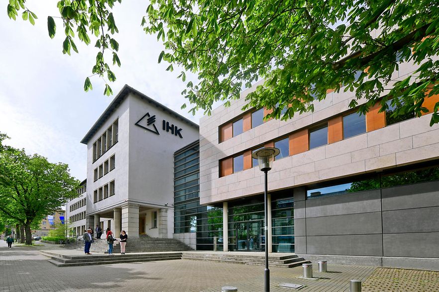 Das Gebäude der IHK Erfurt von der Arnstädter Straße aus