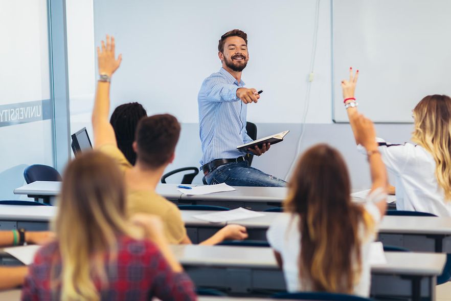 Unterricht Studenten melden sich